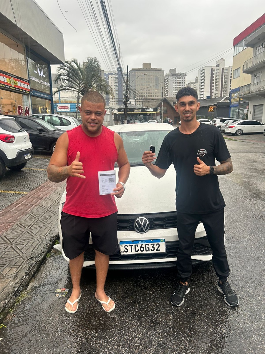 Cliente recebendo o veículo na Federal Motors