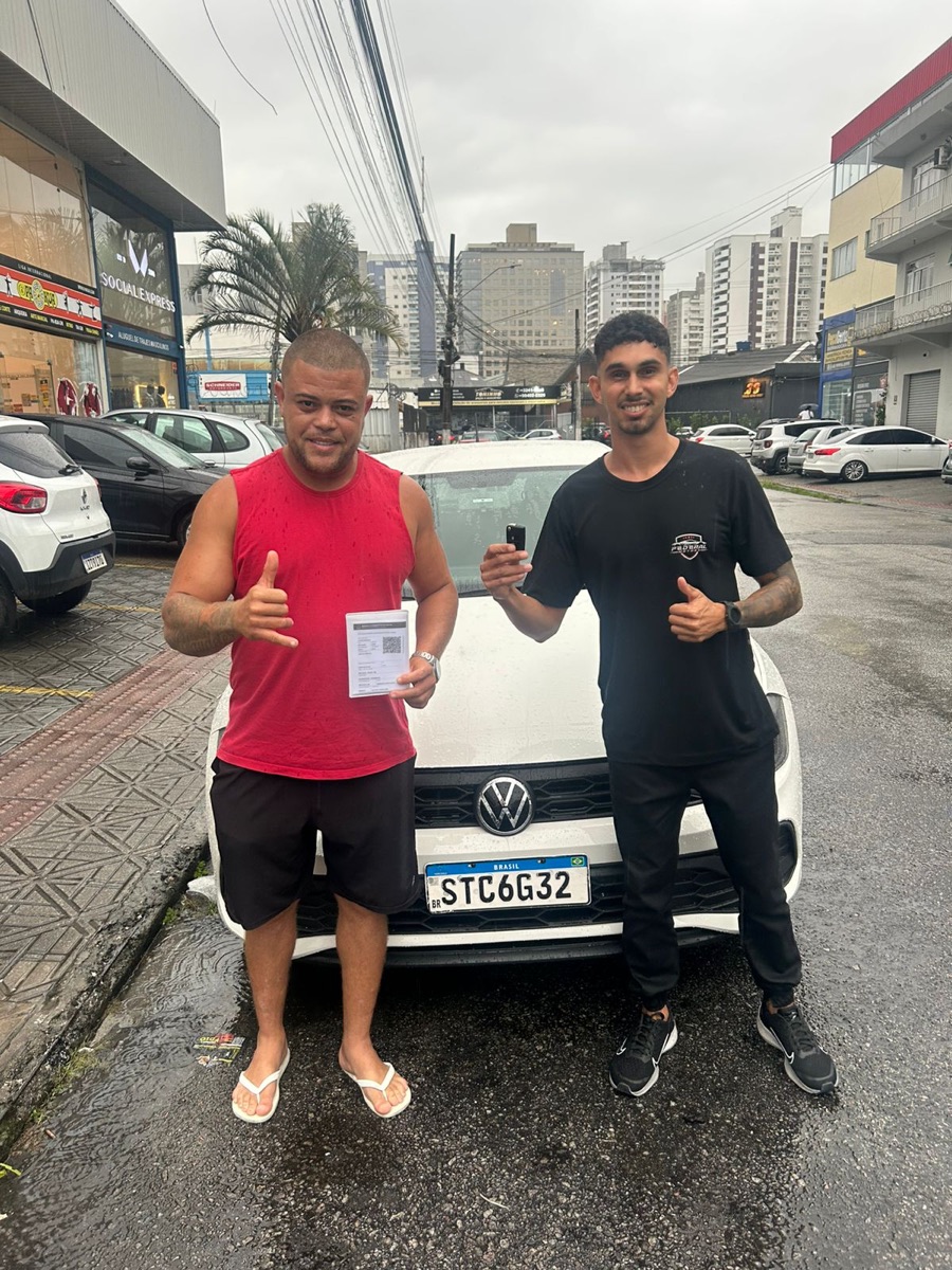 Cliente recebendo o veículo na Federal Motors