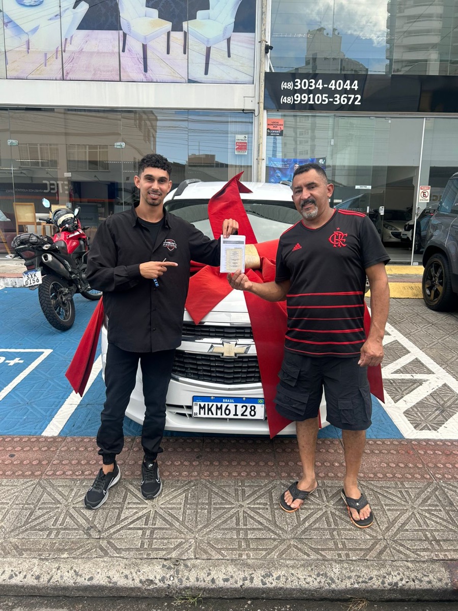 Cliente recebendo o veículo na Federal Motors