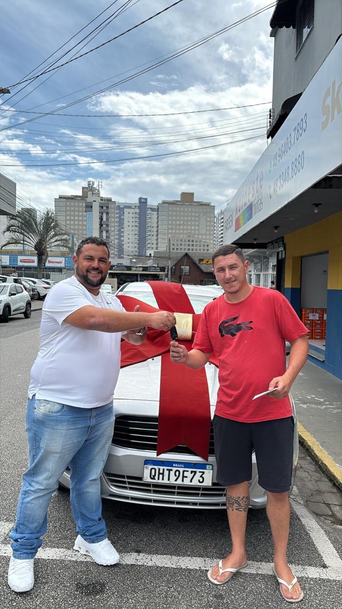 Cliente recebendo o veículo na Federal Motors