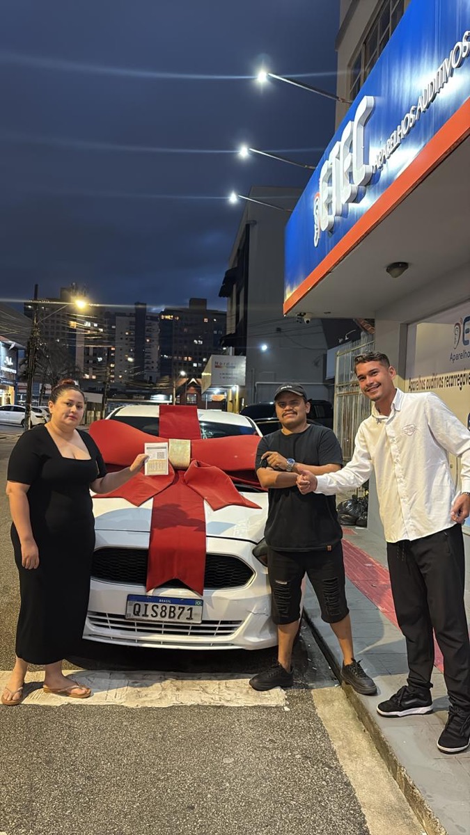 Cliente recebendo o veículo na Federal Motors