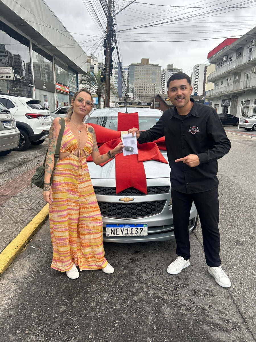Cliente recebendo o veículo na Federal Motors