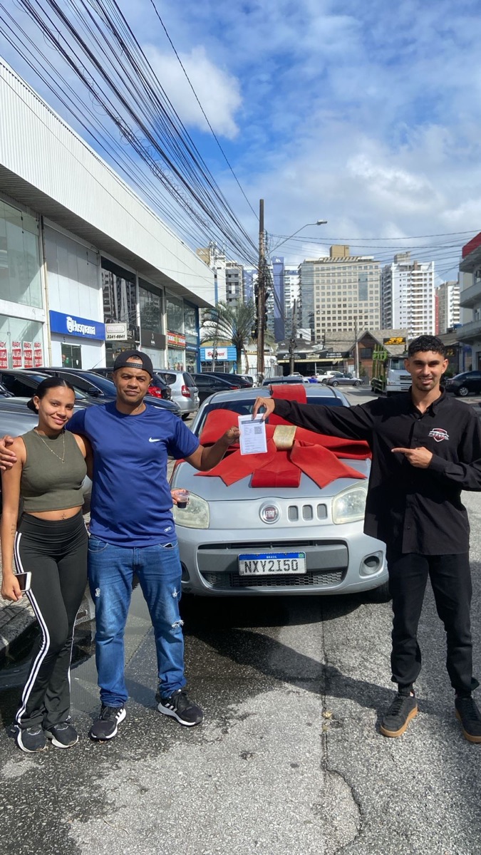 Cliente recebendo o veículo na Federal Motors