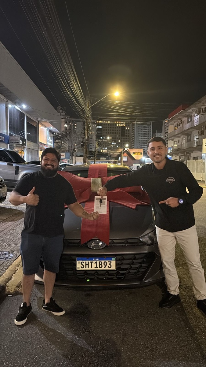 Cliente recebendo o veículo na Federal Motors