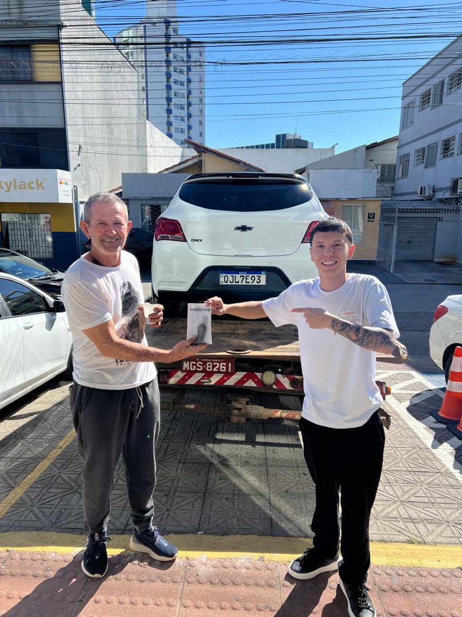 Cliente recebendo o veículo na Federal Motors