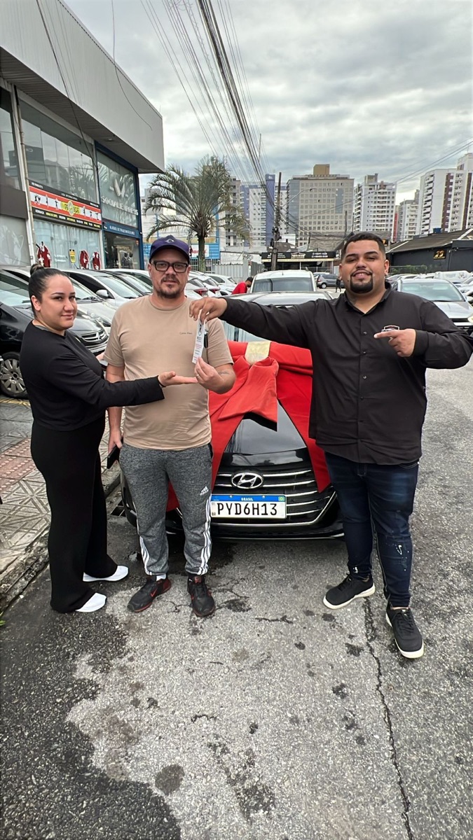 Cliente recebendo o veículo na Federal Motors
