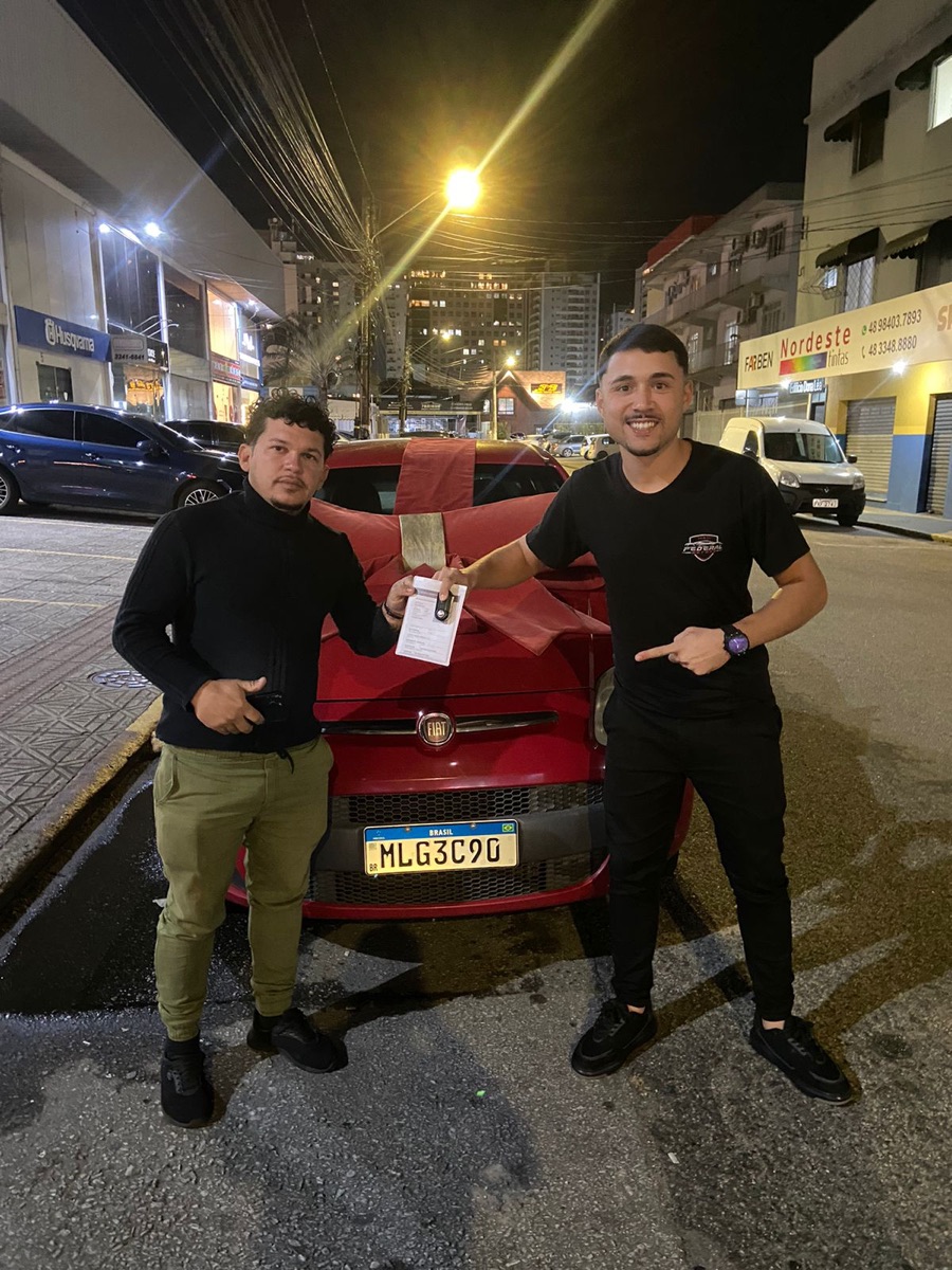 Cliente recebendo o veículo na Federal Motors