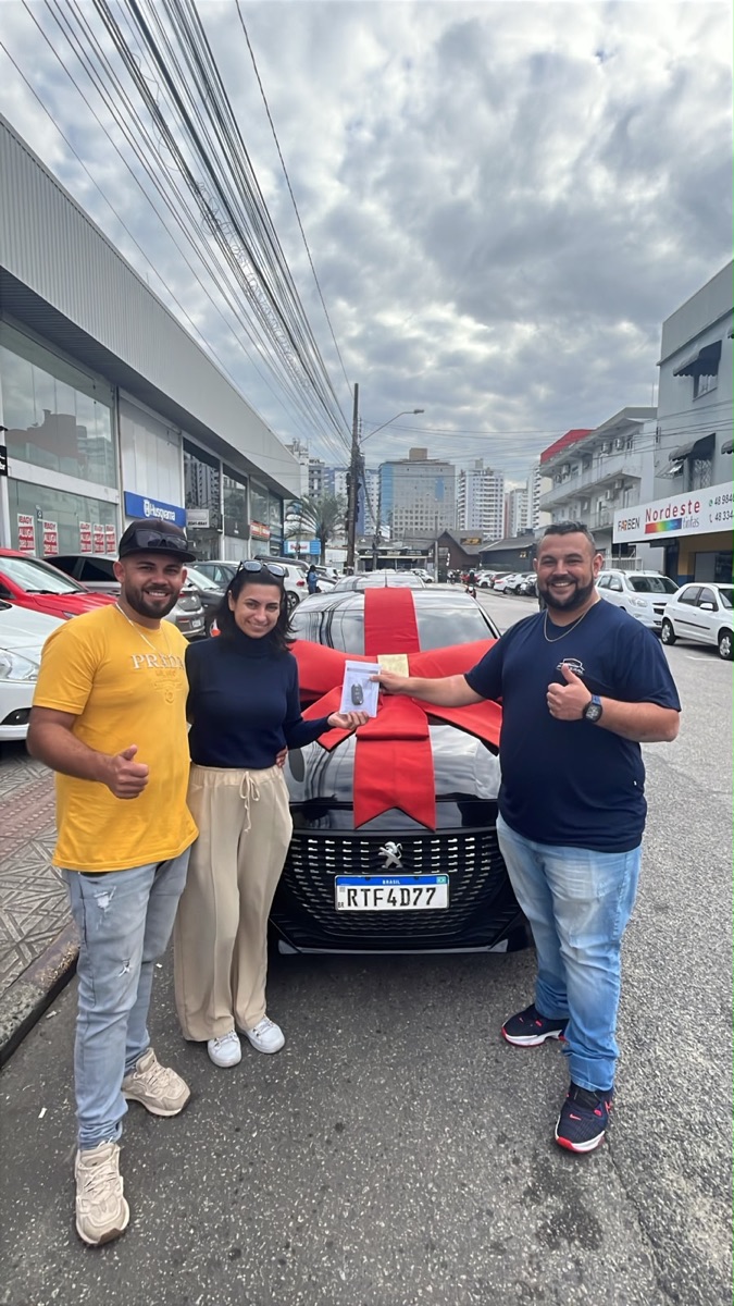 Cliente recebendo o veículo na Federal Motors