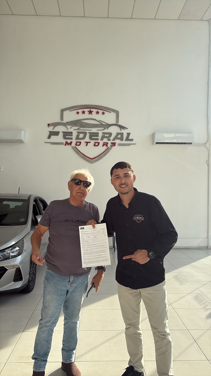 Cliente recebendo o veículo na Federal Motors