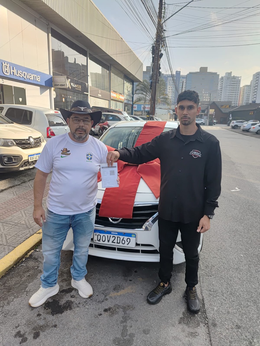 Cliente recebendo o veículo na Federal Motors