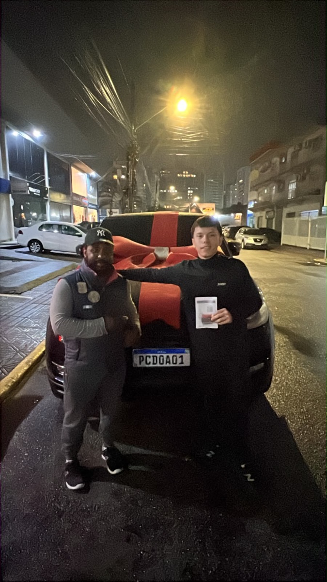 Cliente recebendo o veículo na Federal Motors