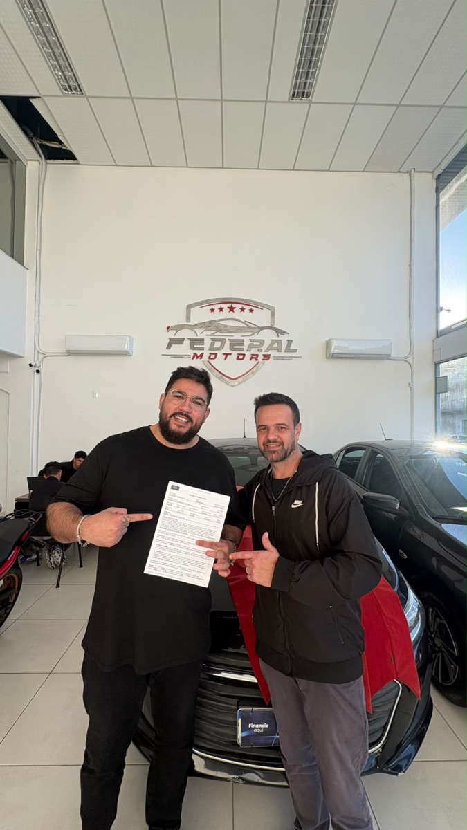 Cliente recebendo o veículo na Federal Motors