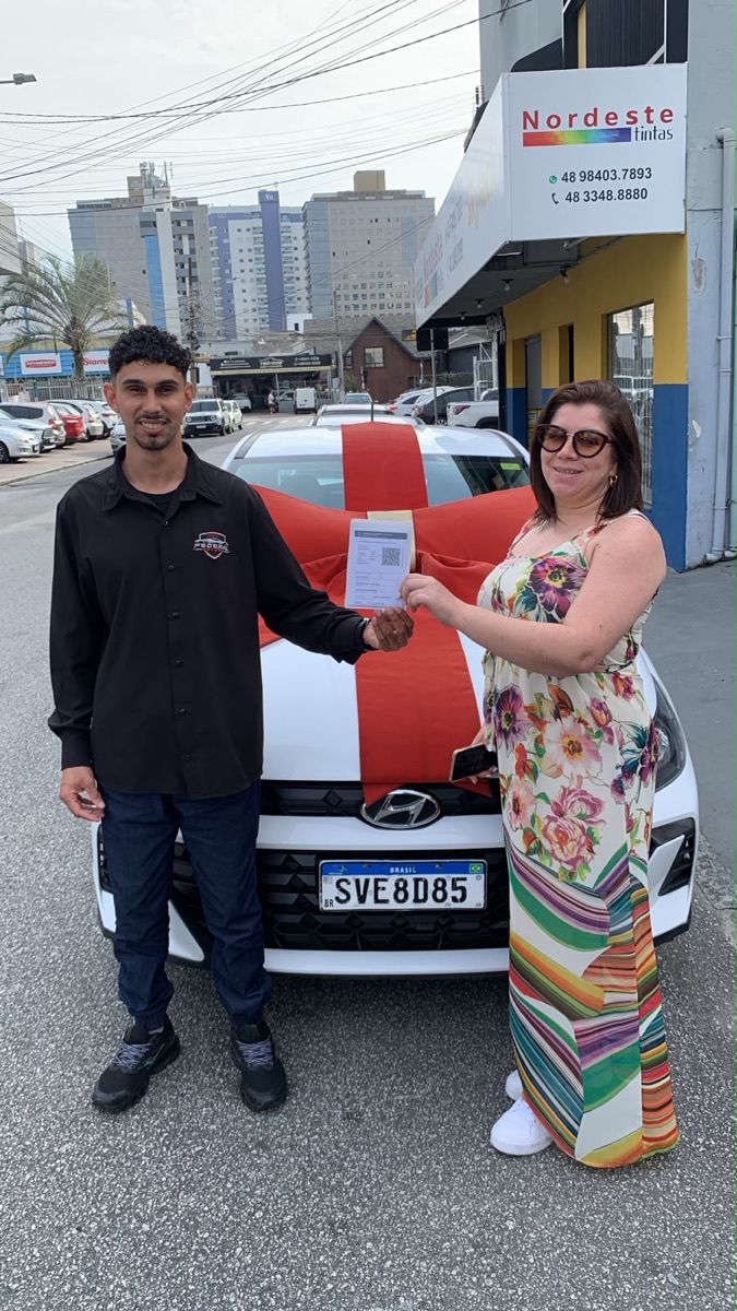 Cliente recebendo o veículo na Federal Motors