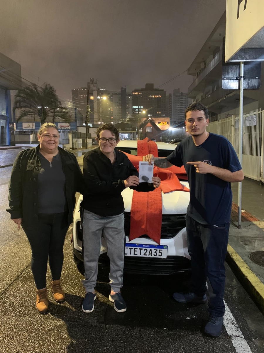 Cliente recebendo o veículo na Federal Motors