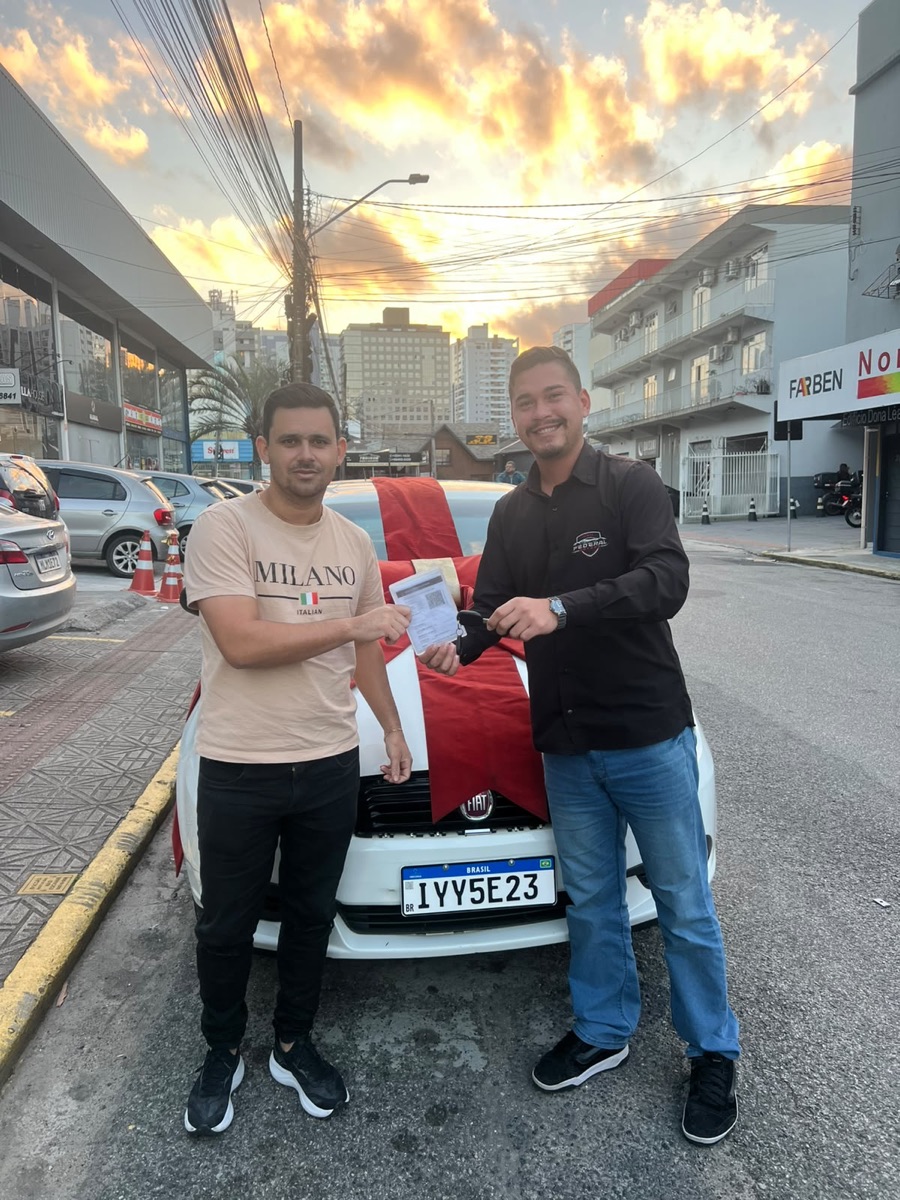 Cliente recebendo o veículo na Federal Motors