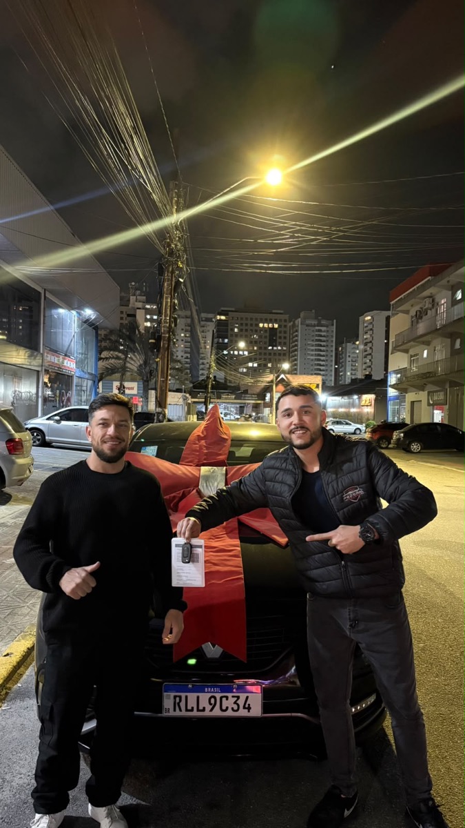 Cliente recebendo o veículo na Federal Motors