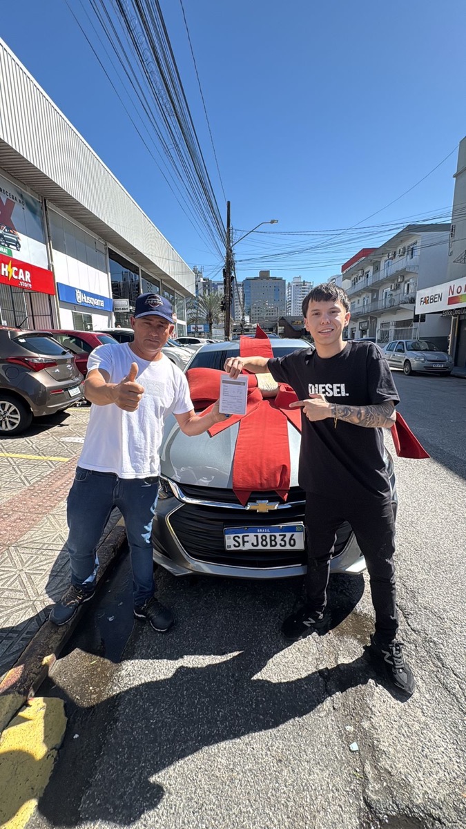 Cliente recebendo o veículo na Federal Motors